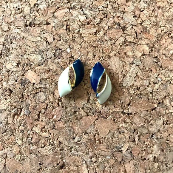 3/20$ Vintage Enamel Earrings - Picture 1 of 1